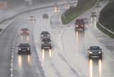 雨天驾车出行，哪类路面最容易发生侧滑？车主又该如何处理？